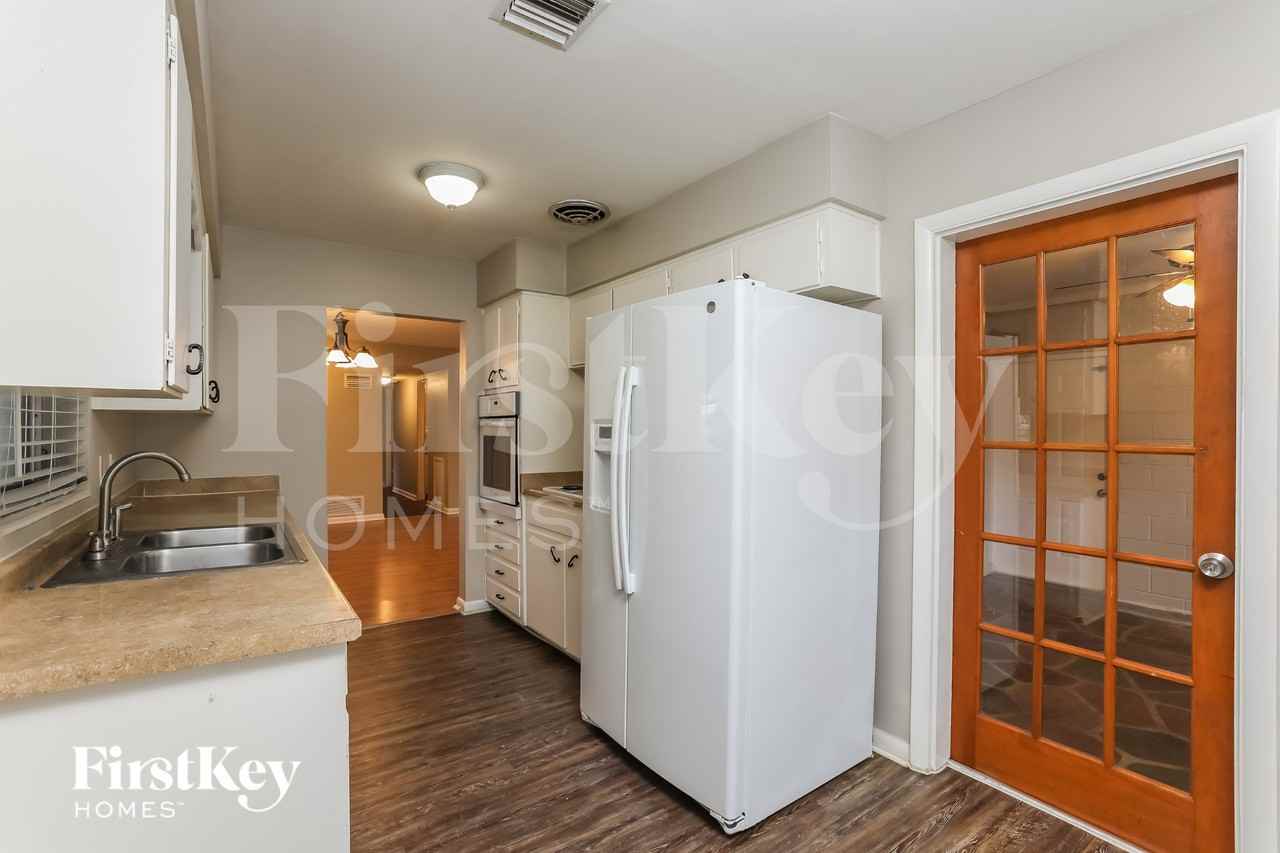 1381 Viburnum Ln - Photo 6 of 15