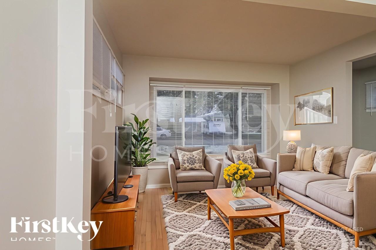 1369 Hinman St - Photo 4 of 18