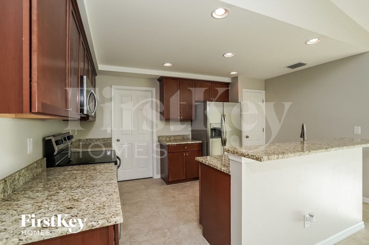 1121 Nw Juanita Pl - Photo 4 of 15