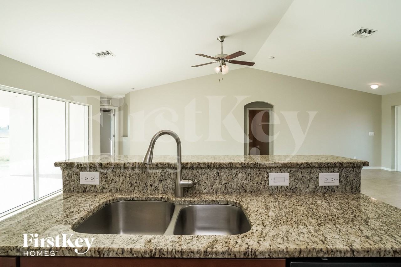 1121 Nw Juanita Pl - Photo 7 of 15