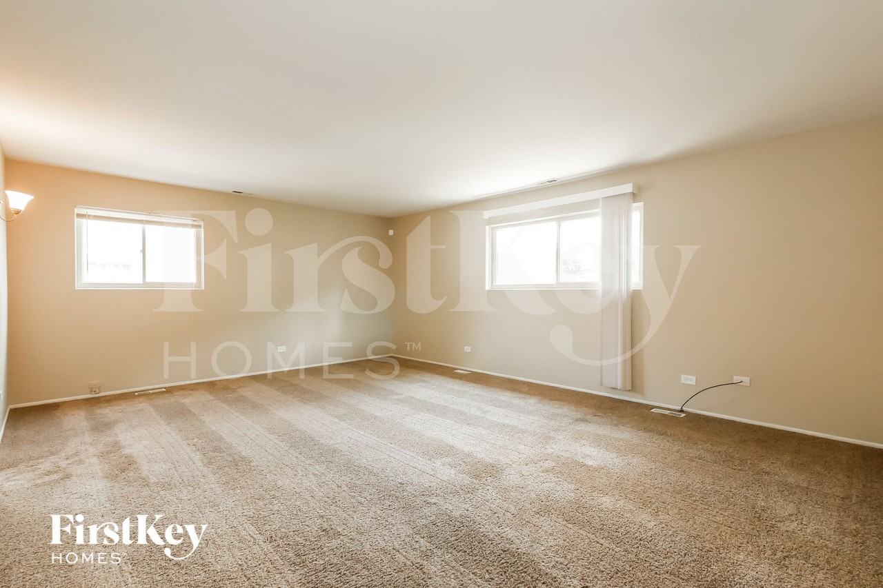 105 Oxford Ln - Photo 3 of 15