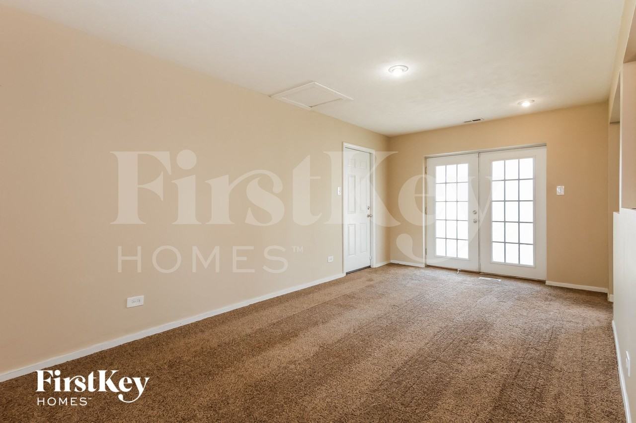 105 Oxford Ln - Photo 4 of 15