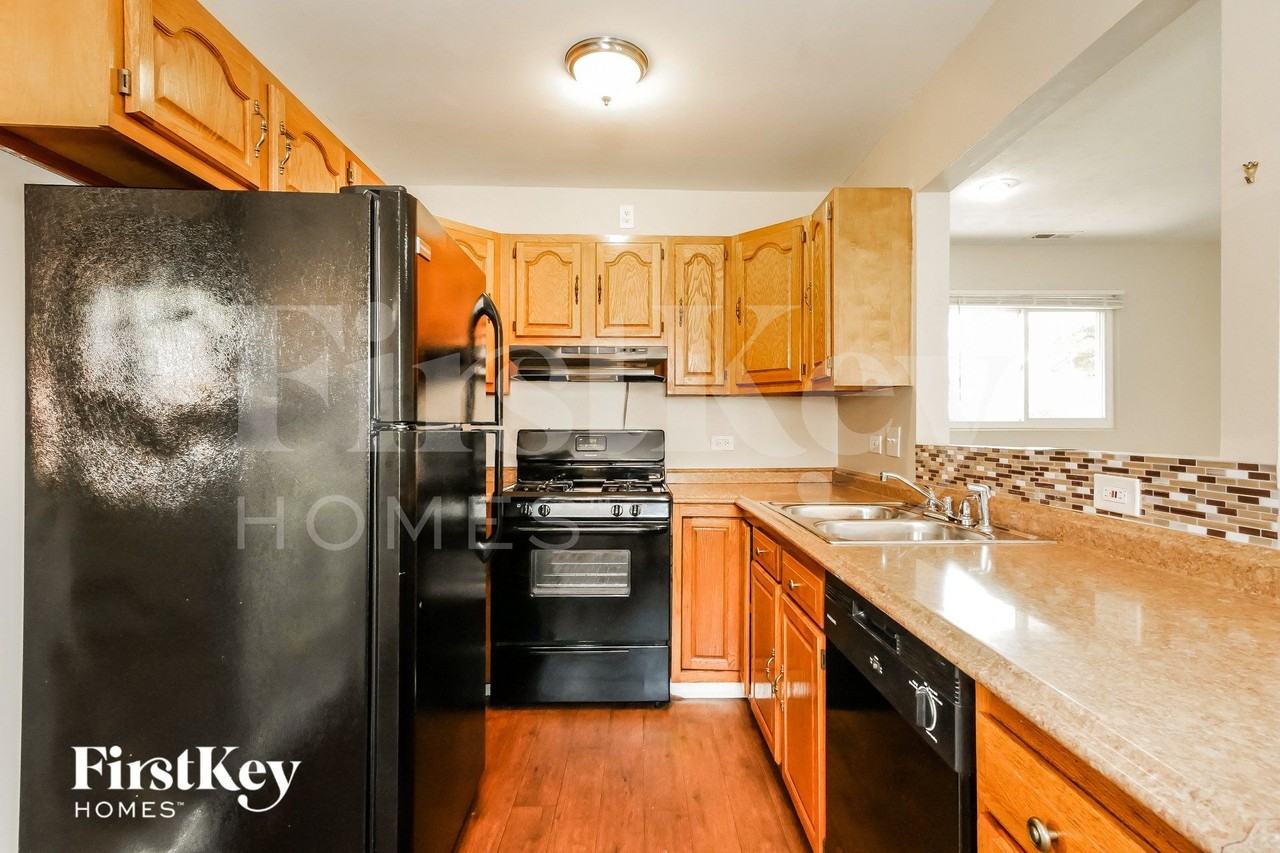 105 Oxford Ln - Photo 7 of 15