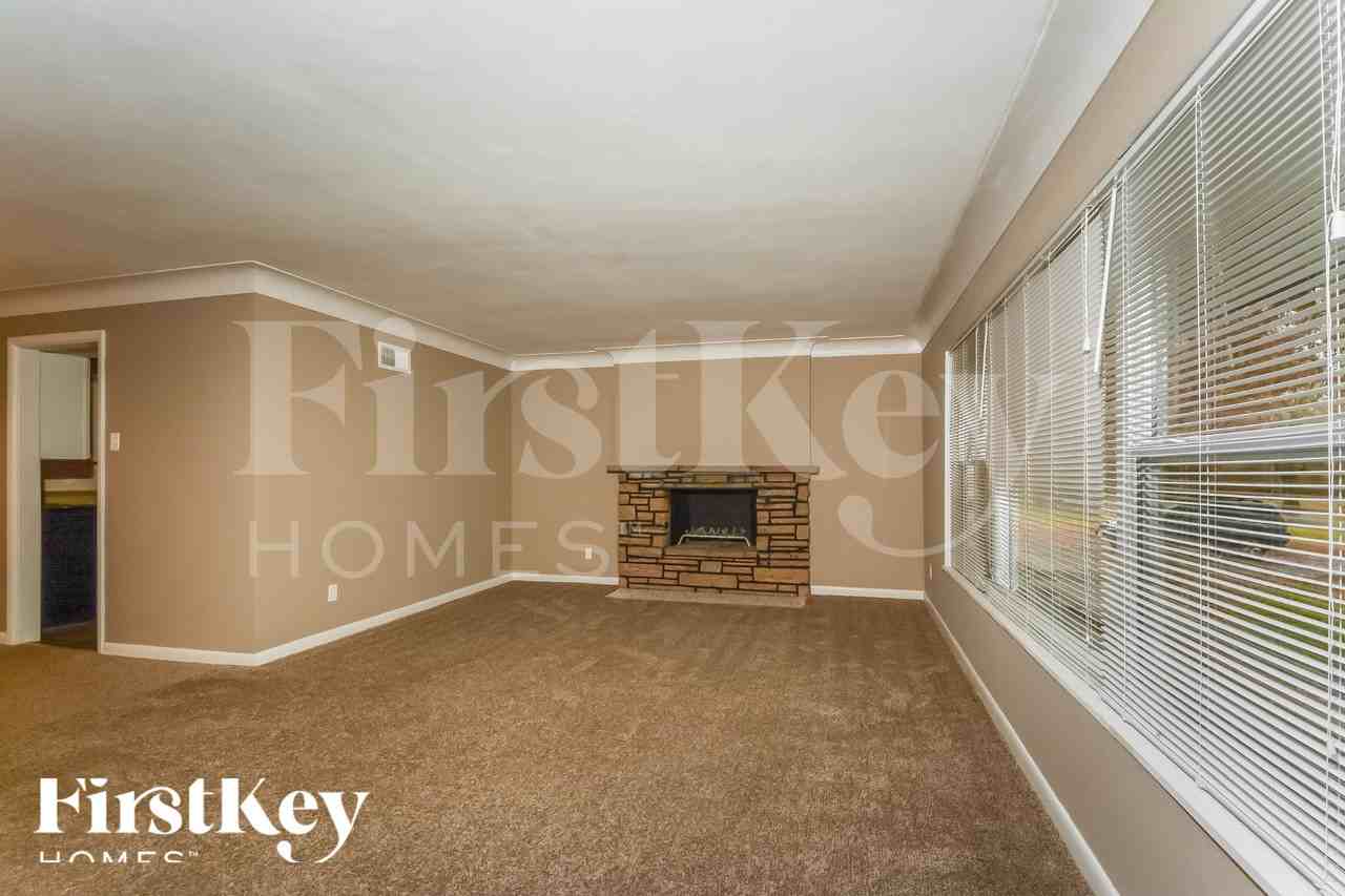 10220 Capitol Dr - Photo 3 of 18