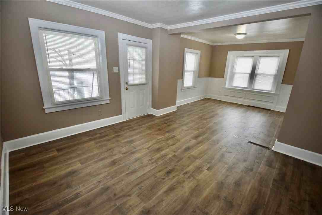 583 Victoria Ave - Photo 2 of 23