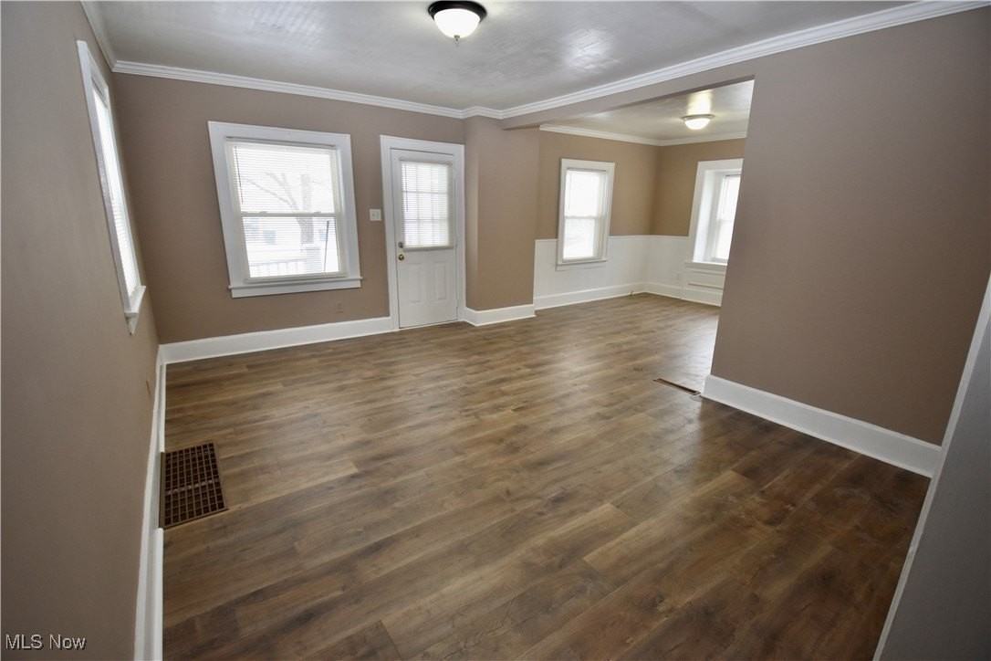 583 Victoria Ave - Photo 3 of 23