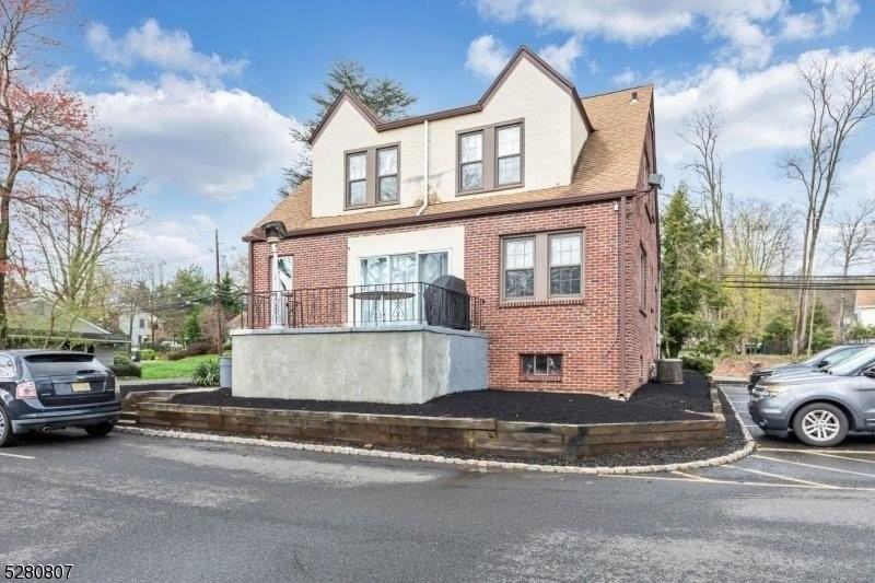 153 Stirling Rd - Photo 2 of 31