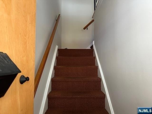 320 Elm Ave - Photo 4 of 9