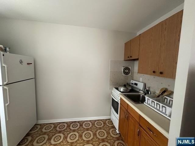 320 Elm Ave - Photo 6 of 9