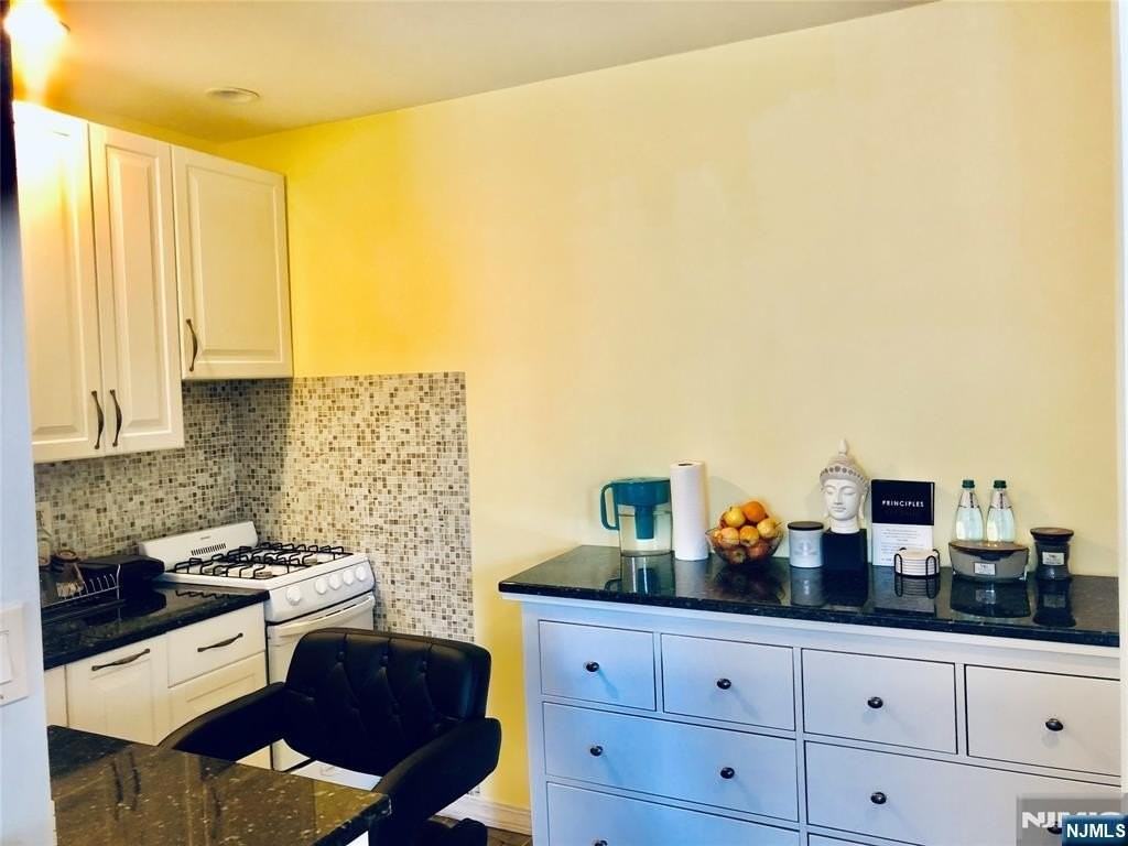 400 Fairview Ave Apt 4j - Photo 2 of 6