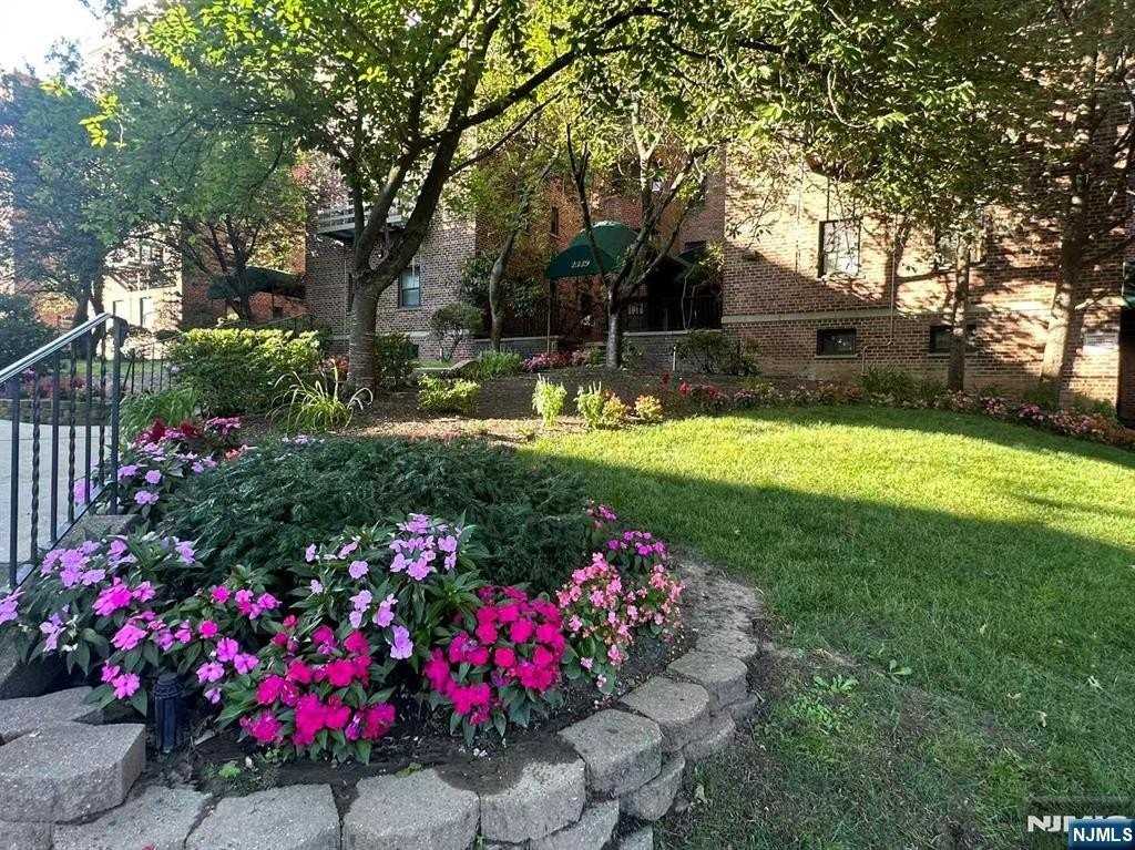 2337 Hudson Terrace B14 - Photo 4 of 16