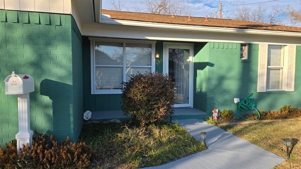 505 Storrs St - Photo 2 of 18