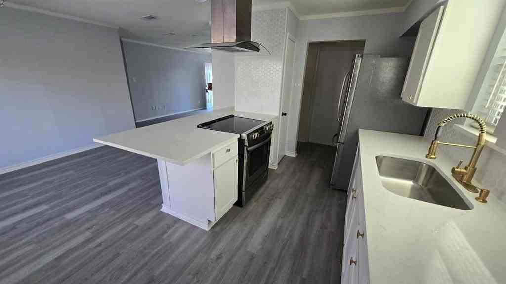 505 Storrs St - Photo 7 of 18