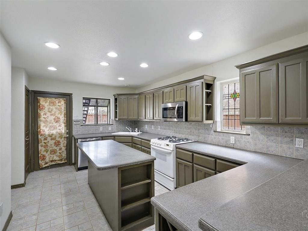 2824 Dyer St - Photo 7 of 19