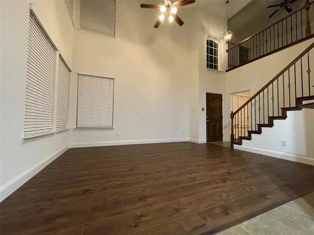 255 Sherburne St - Photo 4 of 39