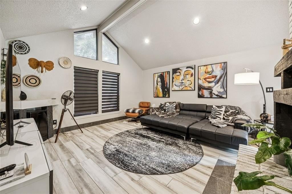 3601 Colosseum Way - Photo 3 of 28