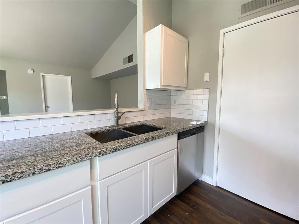 6042 Dooley Dr - Photo 5 of 14