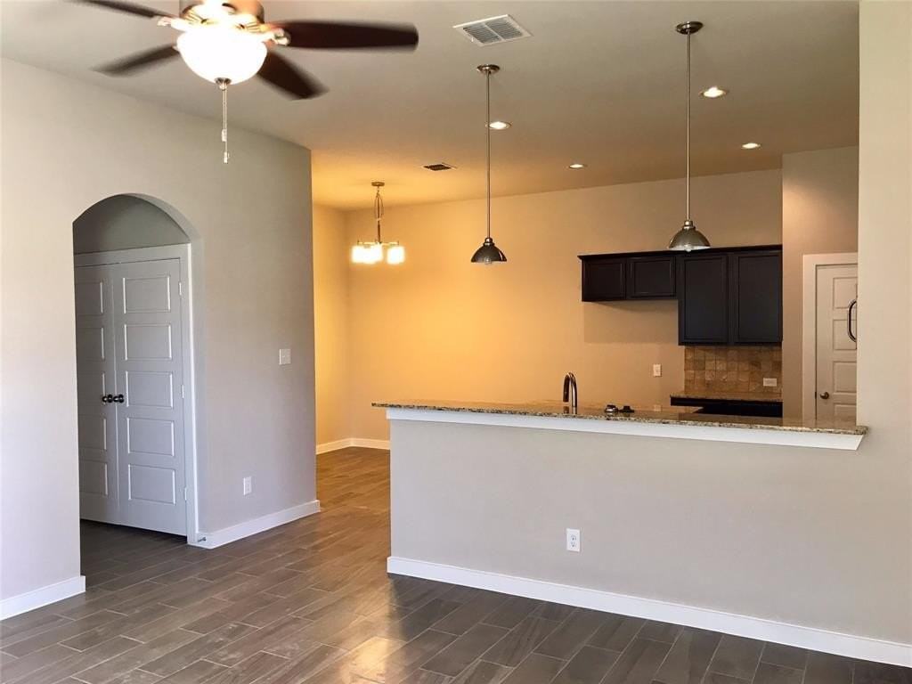 906 Skyview Dr - Photo 2 of 13