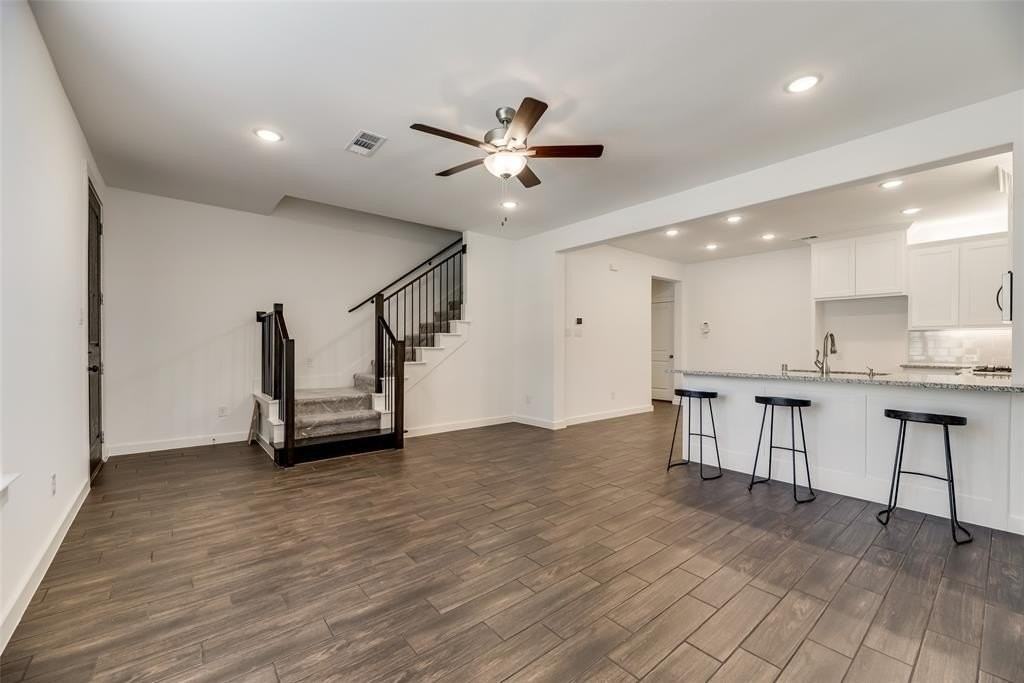 208 Venice Ave - Photo 4 of 17