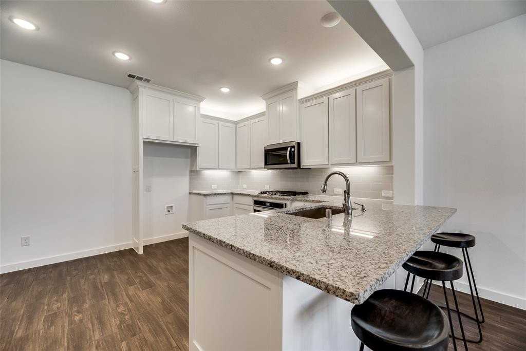 208 Venice Ave - Photo 5 of 17