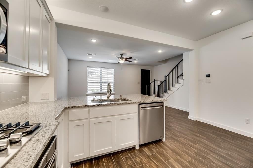 208 Venice Ave - Photo 7 of 17