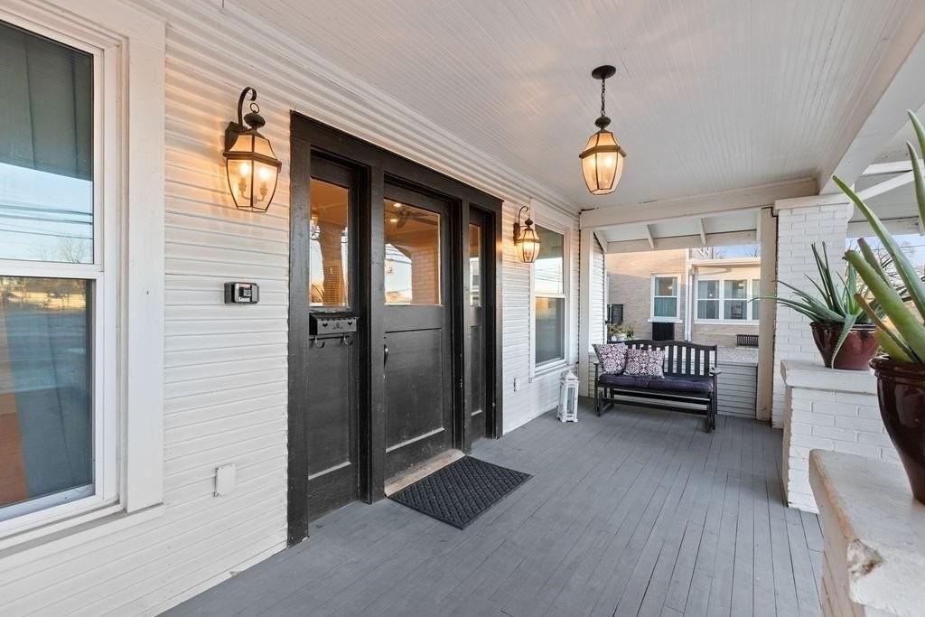 915 N Center St - Photo 4 of 30