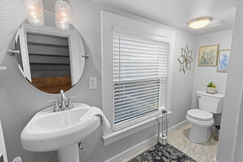 915 N Center St - Photo 7 of 30