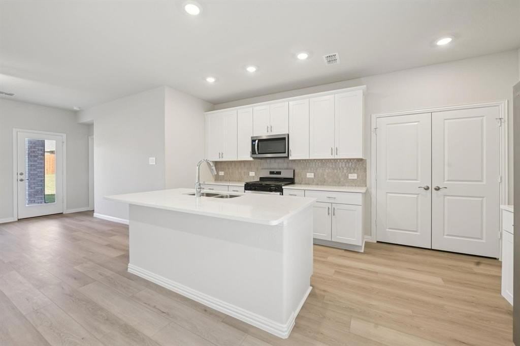 717 Leavenworth Dr - Photo 3 of 40