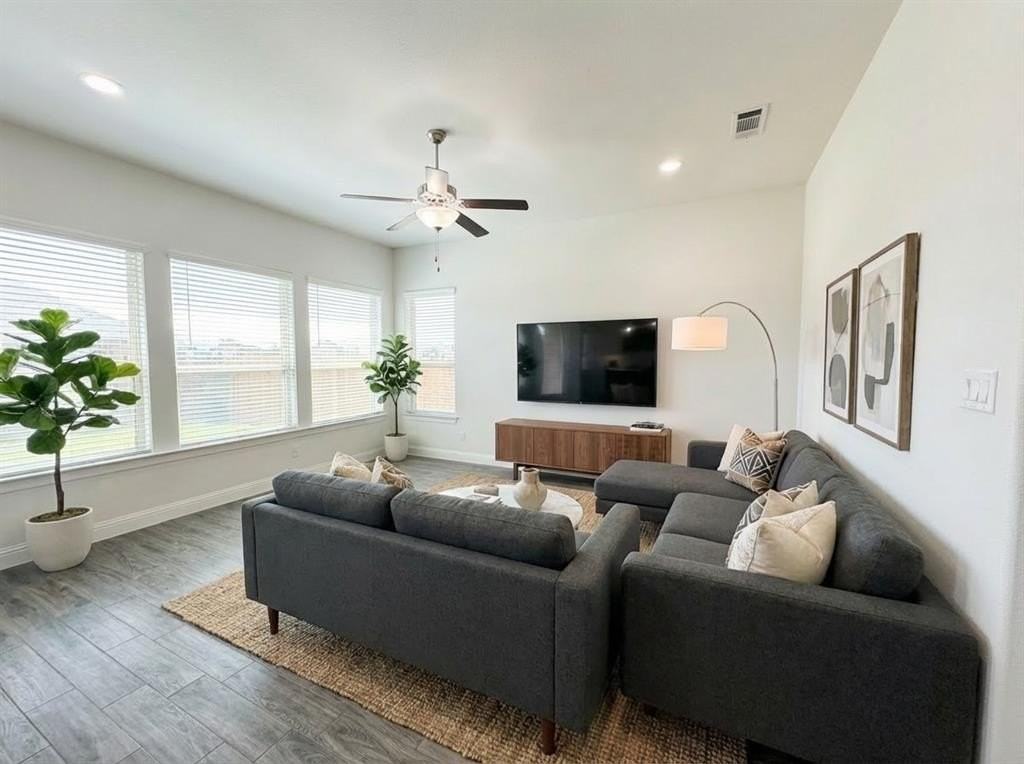 924 Julia Pl - Photo 2 of 15