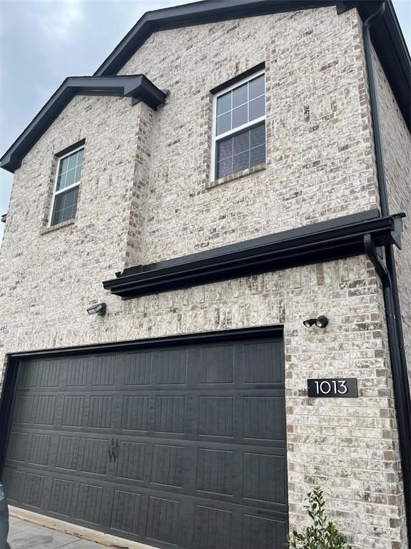 1013 Amenduni Ln - Photo 2 of 19