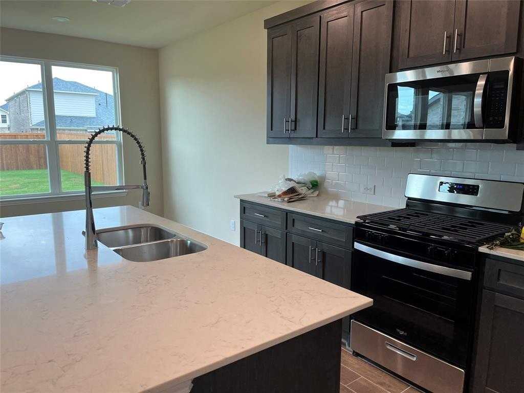 1013 Amenduni Ln - Photo 6 of 19