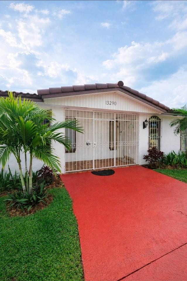 1220 Sw 78th Ave - Photo 2 of 15