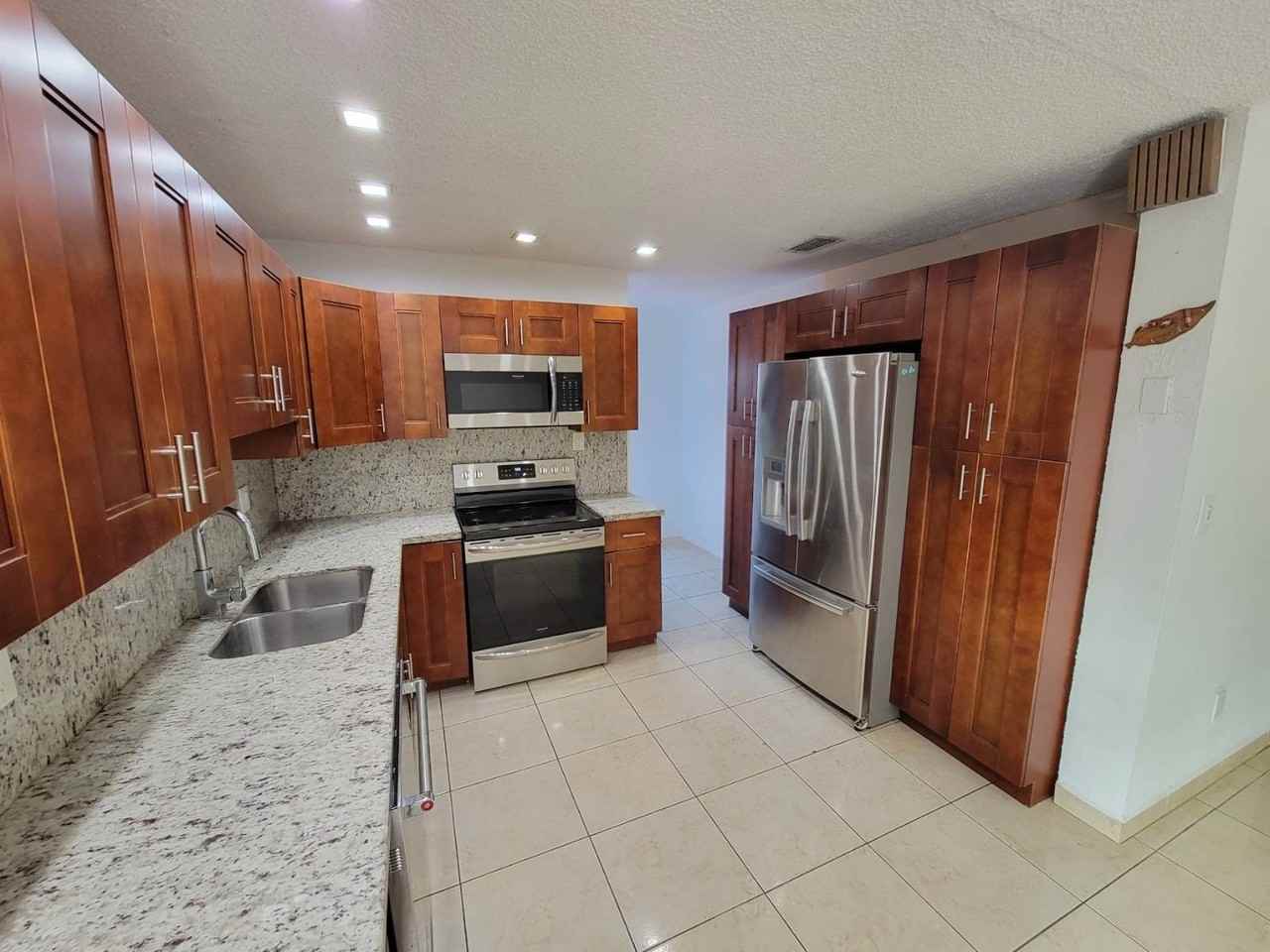 1220 Sw 78th Ave - Photo 6 of 15