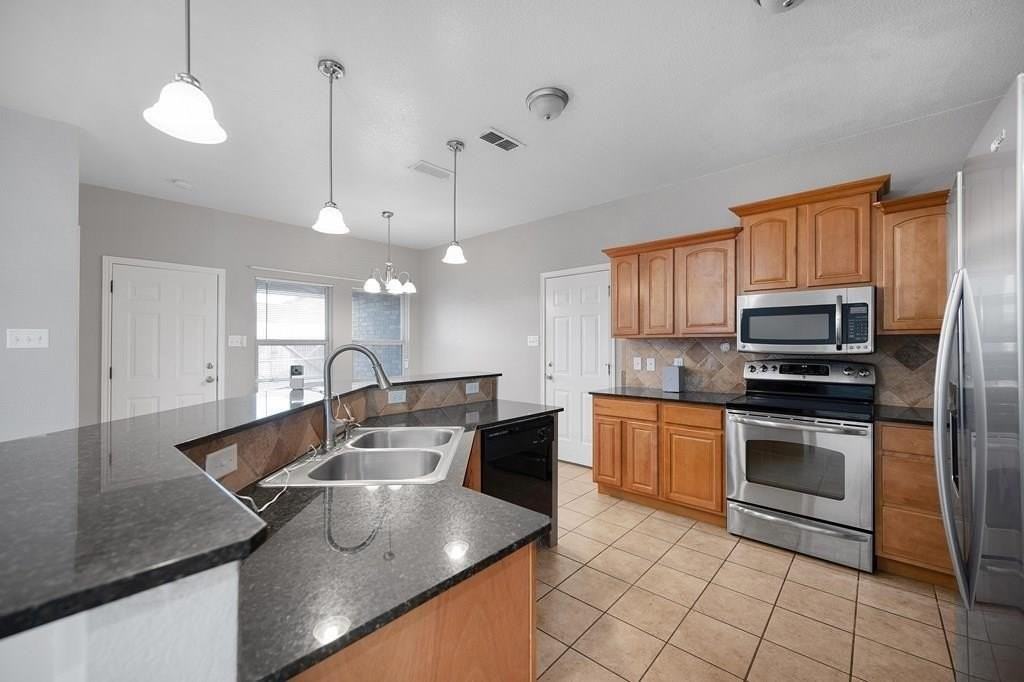 1121 Laredo Dr - Photo 3 of 25