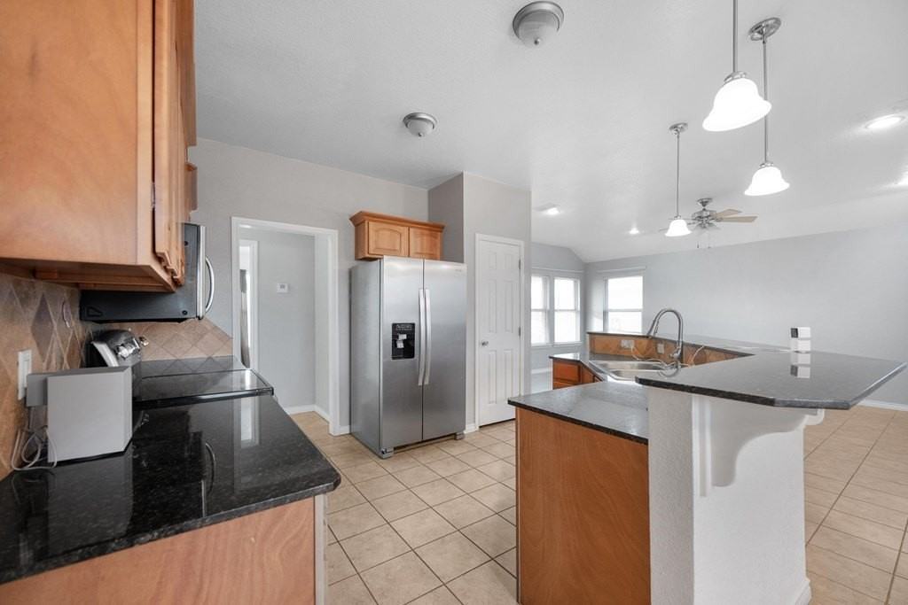 1121 Laredo Dr - Photo 4 of 25