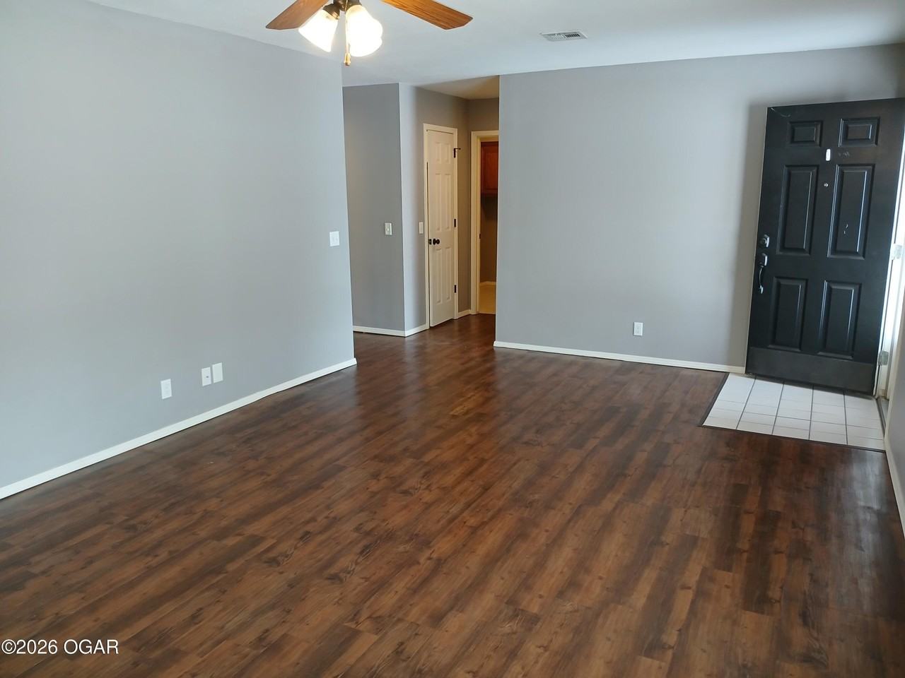 3301 Poplar Ct - Photo 2 of 9
