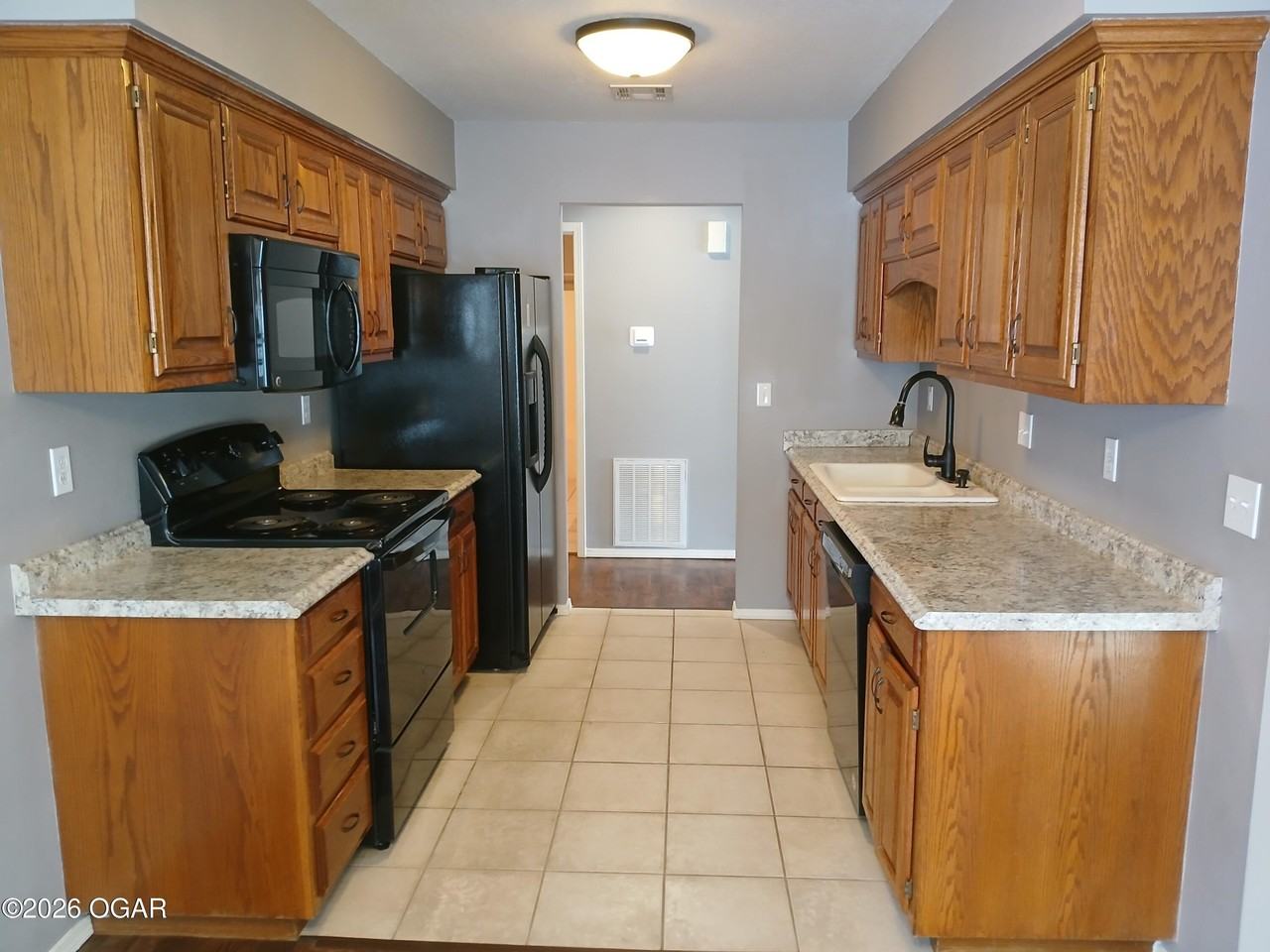 3301 Poplar Ct - Photo 3 of 9