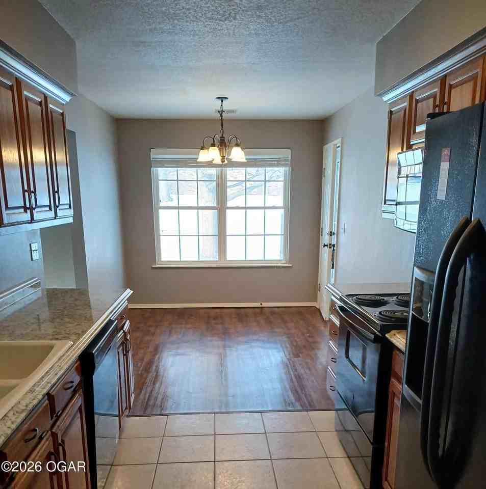 3301 Poplar Ct - Photo 4 of 9