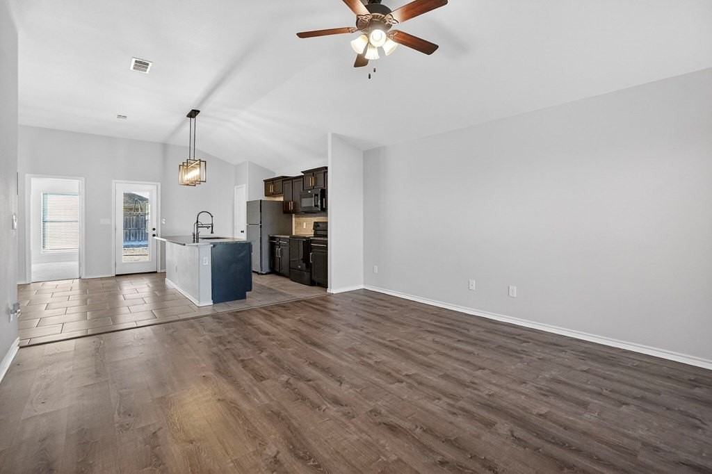 1602 Rattler Ln - Photo 7 of 37