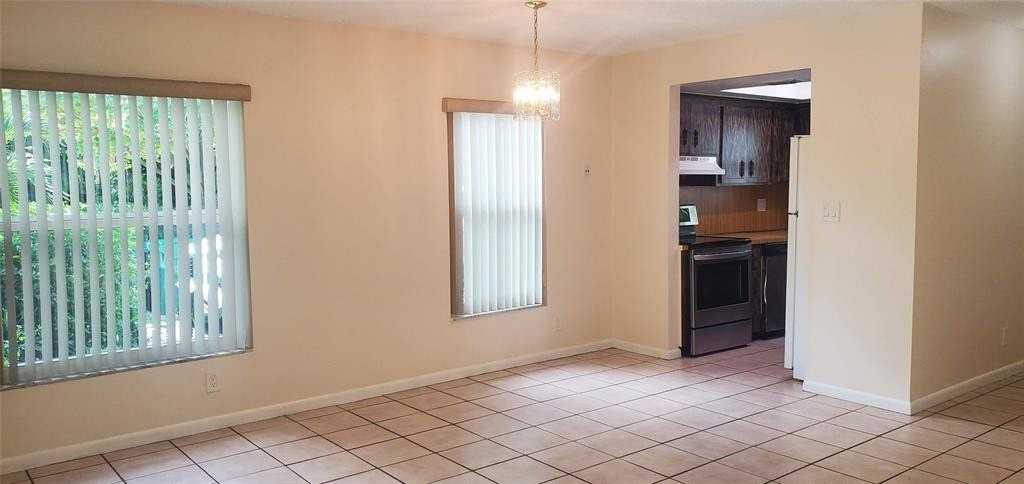 10571 Nw 45th St - Photo 5 of 23