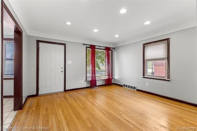 9299 Becker Ave - Photo 3 of 42