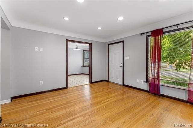 9299 Becker Ave - Photo 5 of 42