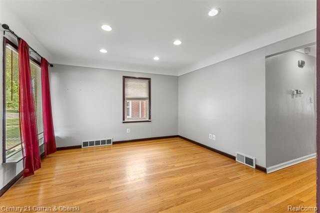 9299 Becker Ave - Photo 7 of 42