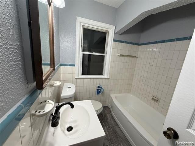 20084 Greenview Ave - Photo 7 of 11