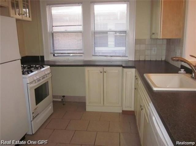 1005 Beaconsfield Ave - Photo 5 of 11