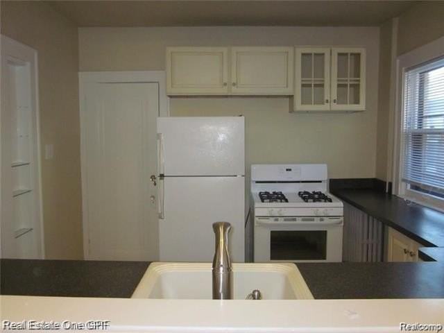 1005 Beaconsfield Ave - Photo 6 of 11