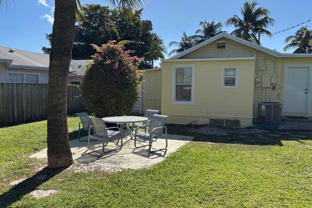 419 43rd St - Photo 6 of 28