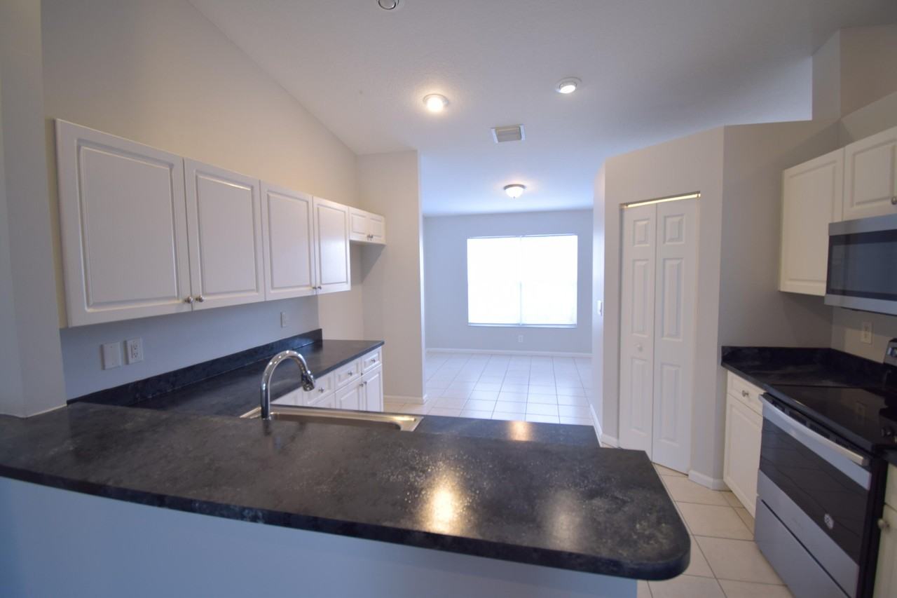 538 Sw Baoy Ave - Photo 4 of 12