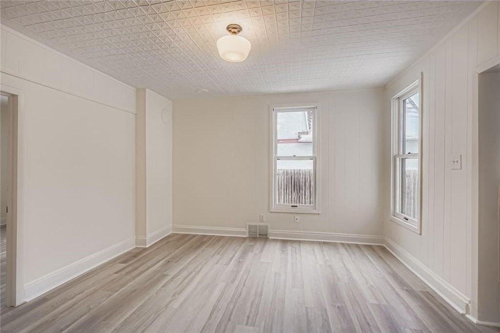 84 Isabel St Street W - Photo 3 of 17