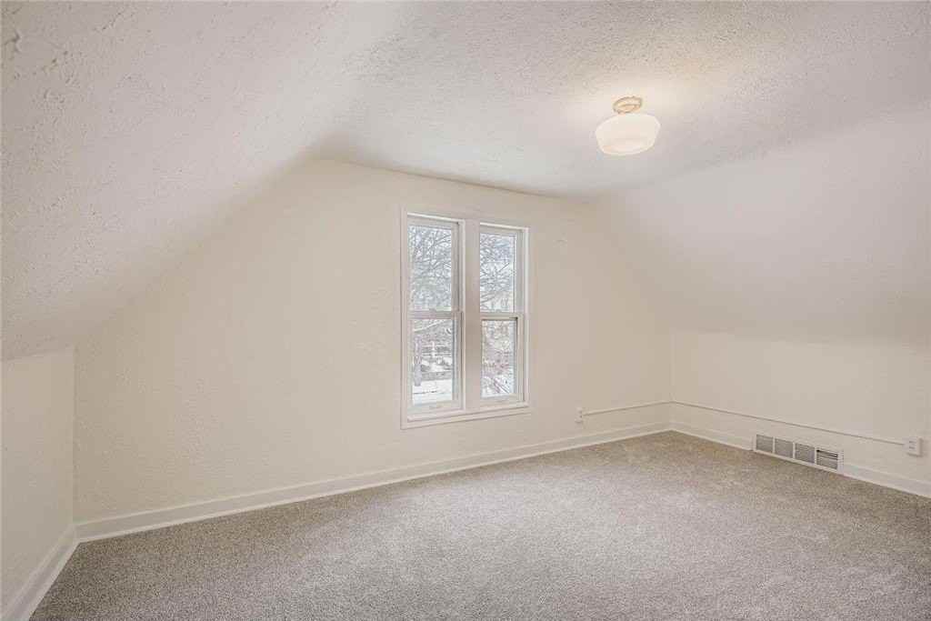 84 Isabel St Street W - Photo 5 of 17